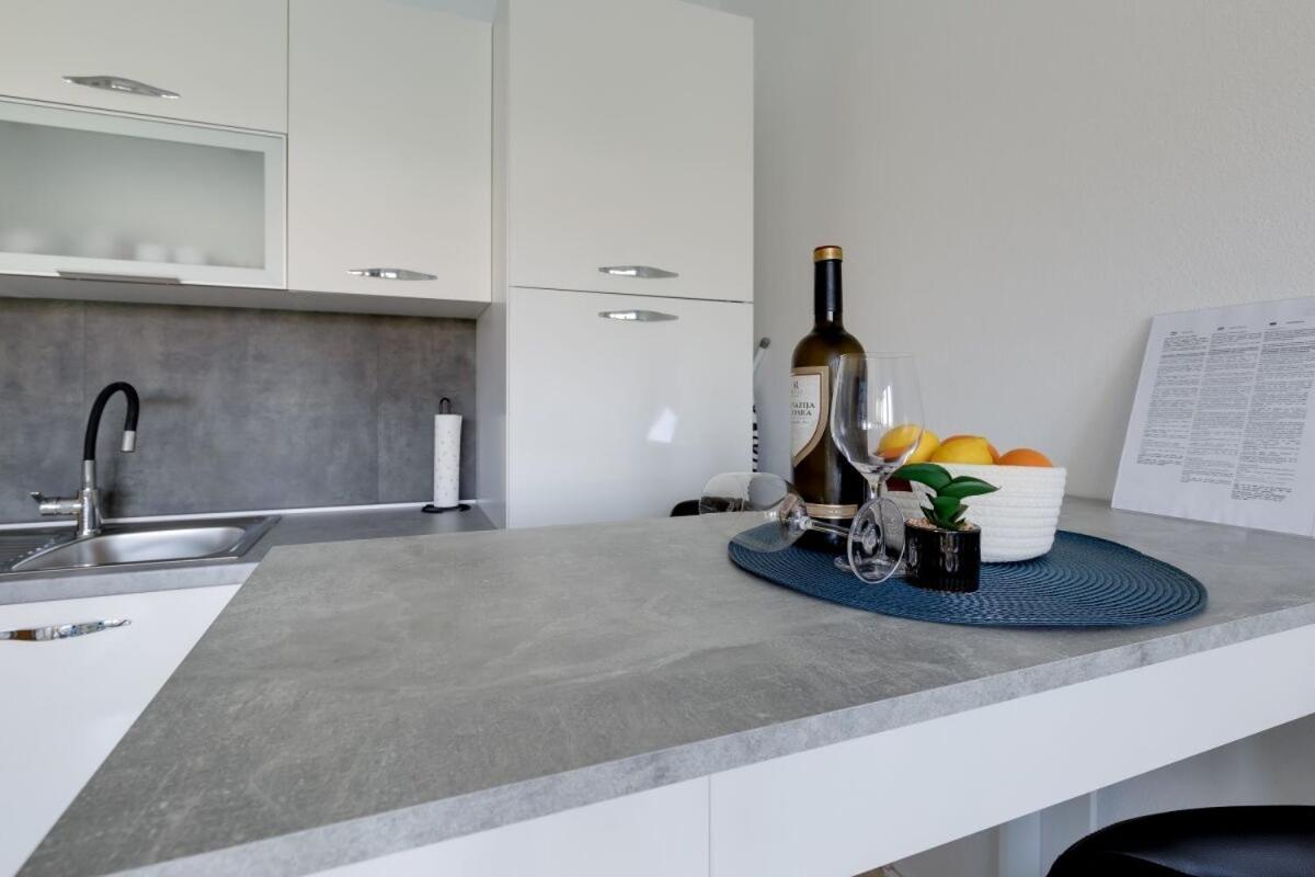 Apartments Rondine 1 Karigador Luaran gambar