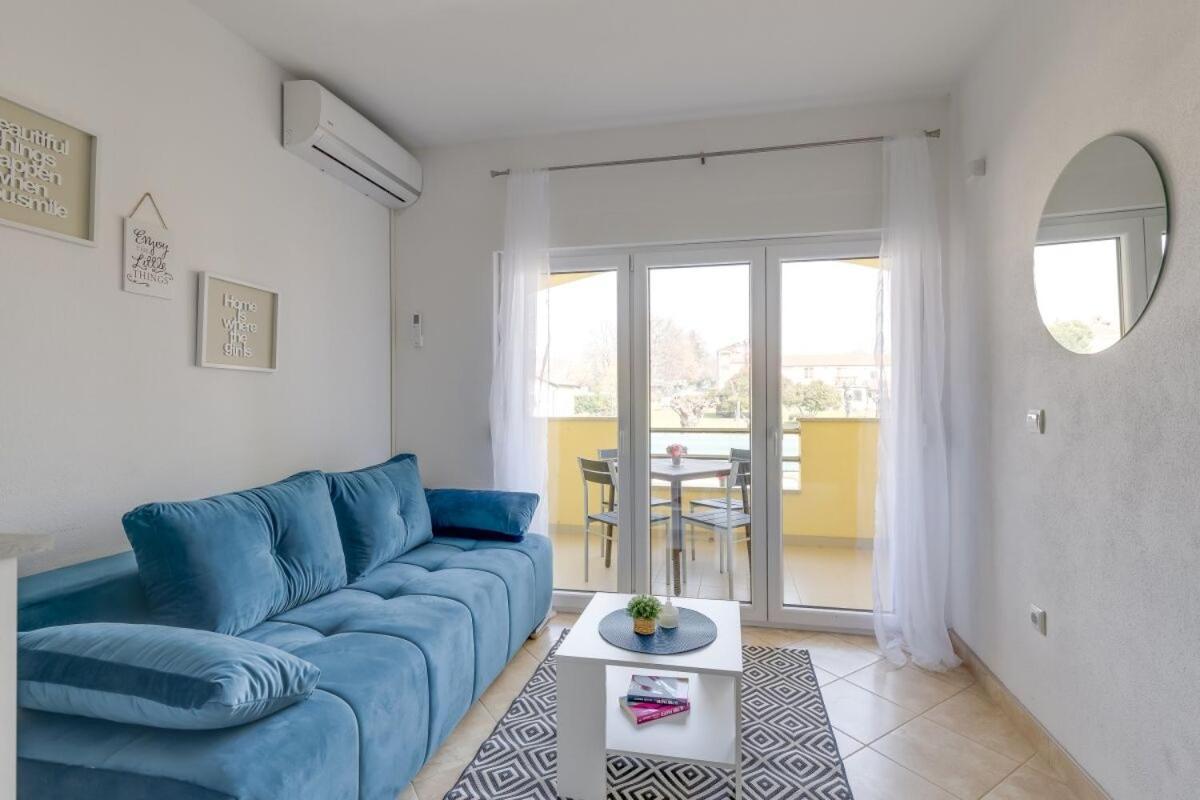 Apartments Rondine 1 Karigador Luaran gambar