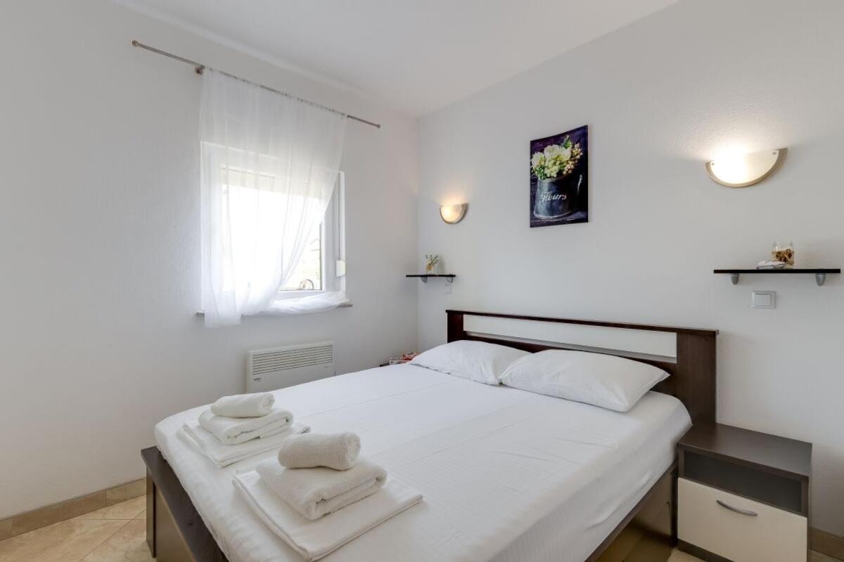 Apartments Rondine 1 Karigador Luaran gambar