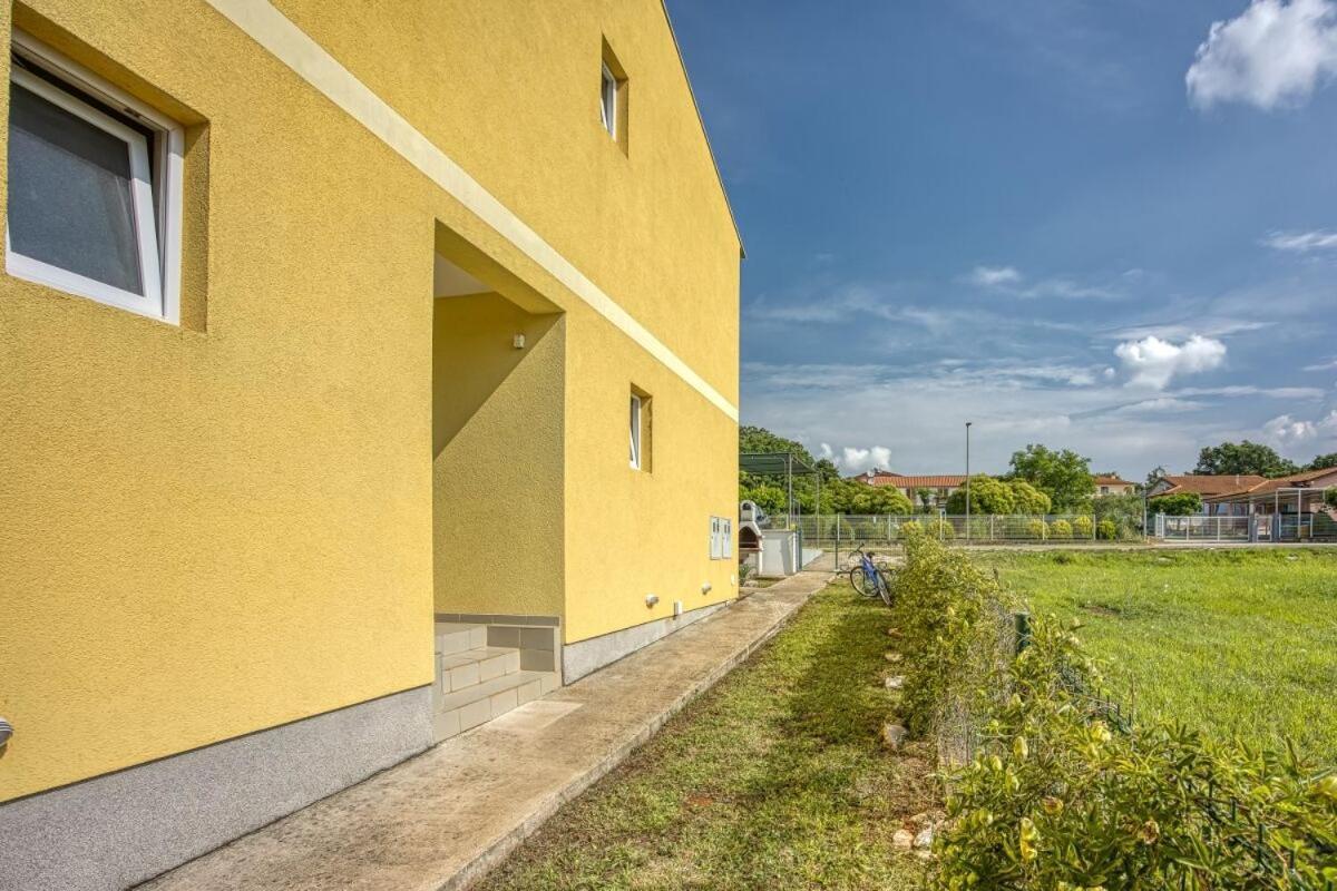 Apartments Rondine 1 Karigador Luaran gambar
