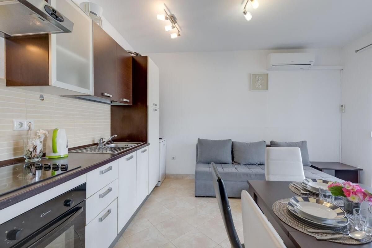 Apartments Rondine 1 Karigador Luaran gambar